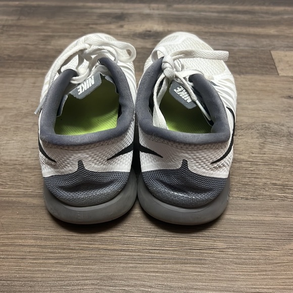 Nike Free Runs - Picture 3 of 5